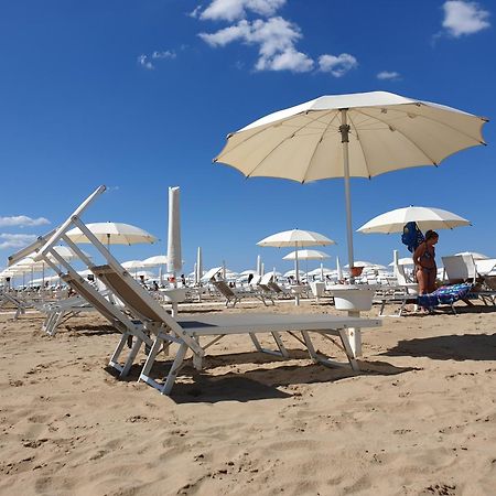 Hotel Kim Rimini Bagian luar foto